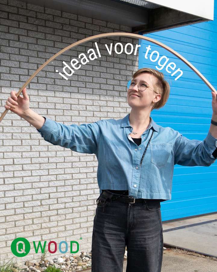Collega Noor houdt een flexibele q-wood glaslat boven haar hoofd.